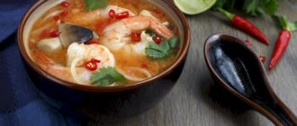 Доступные рецепты приготовления супа Том Ям и сосисок в тесте